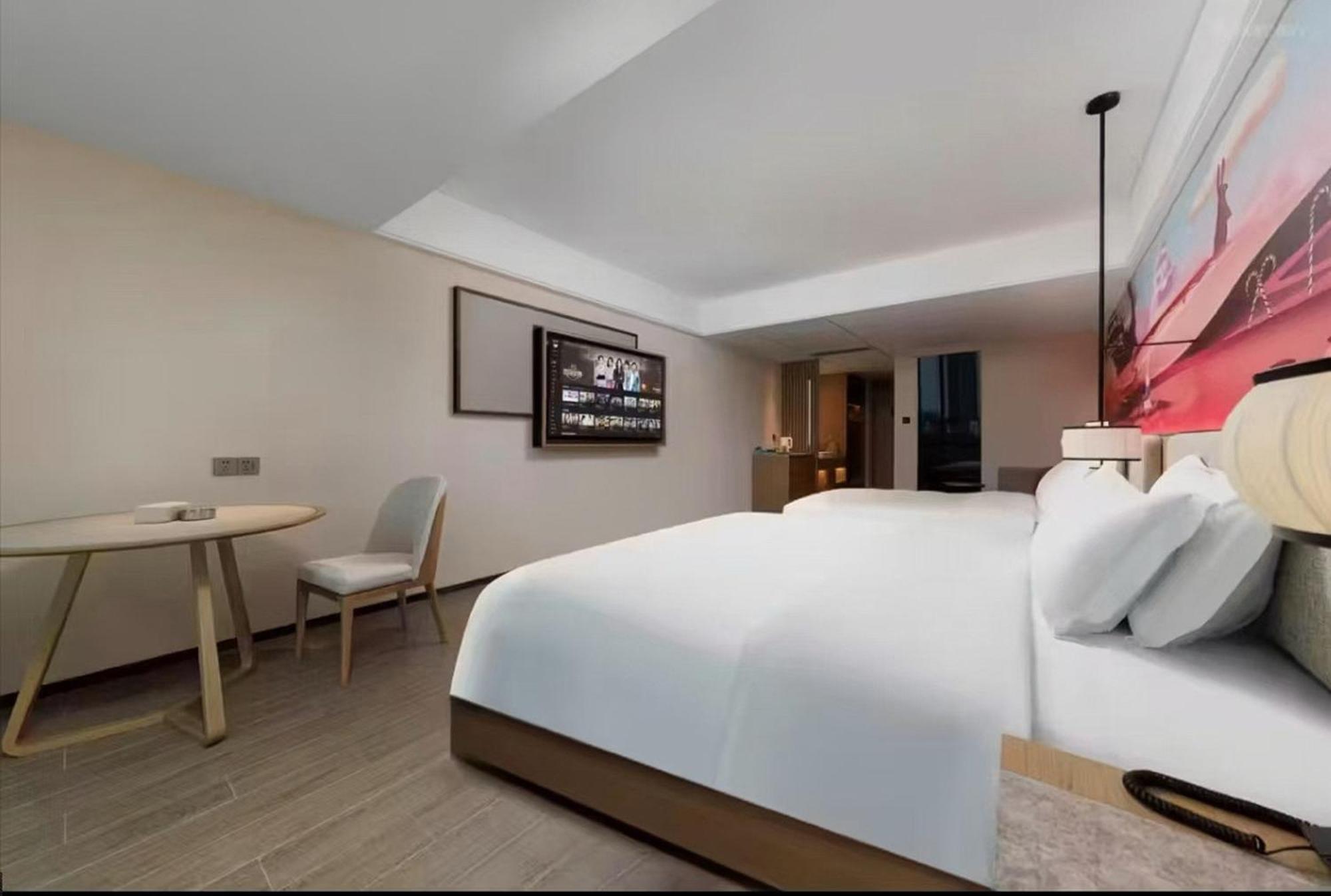 Mehood Lestie International Hotel Nancun Wanbo Metro Station Branch - Free Shuttle Bus To Canton Fair Complex During Canton Fair Period & Free Breakfast & Free Afternoon Tea & Free Midnight Snack & Free Vpn Internet Access Kültér fotó