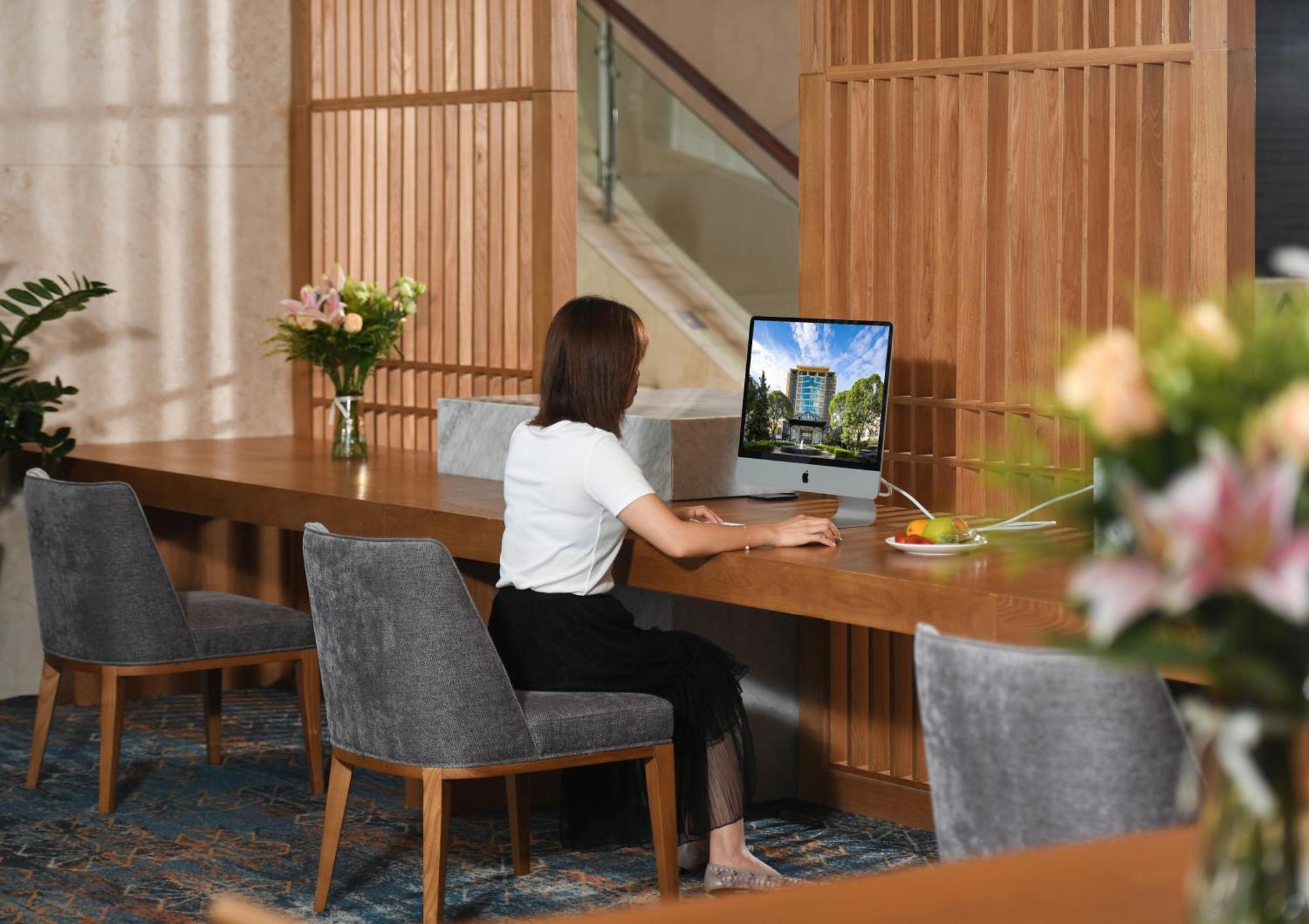 Mehood Lestie International Hotel Nancun Wanbo Metro Station Branch - Free Shuttle Bus To Canton Fair Complex During Canton Fair Period & Free Breakfast & Free Afternoon Tea & Free Midnight Snack & Free Vpn Internet Access Kültér fotó